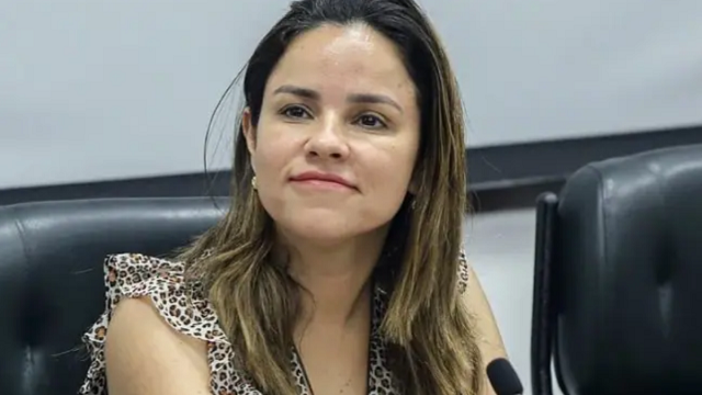 Ex-Vereadora levou privada e pias, mas afirma ter deixado outros bens adquiridos com recursos próprios (Foto: Reprodução)