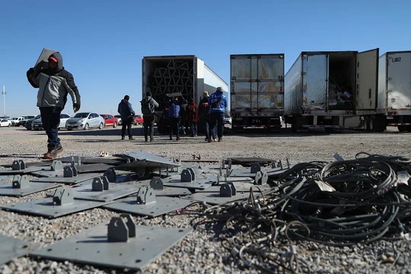 Trabalhadores montando estrutura para receber os imigrantes ilegais (Foto: HERIKA MARTINEZ/AFP)