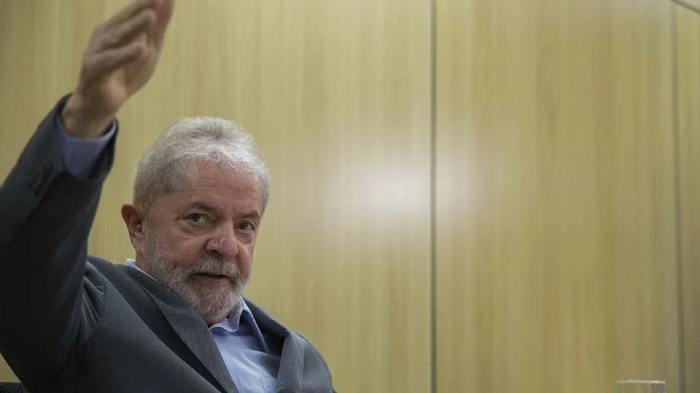 Lula em 2019, quando estava preso. A fala é de 2019, mas resume bem a bajulação humilhante a que bolsonaristas se submeteram durante a posse de Donald Trump. Créditos: Marlene Bergamo/Folhapress