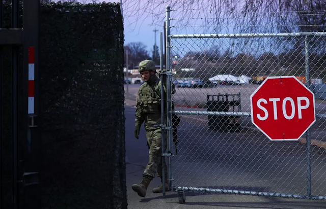 Agentes do Serviço de Imigração e Alfândega dos Estados Unidos estão procurando e prendendo imigrantes sem documentação sem ordem judicial (Foto: HARLY TRIBALLEAU/AFP)