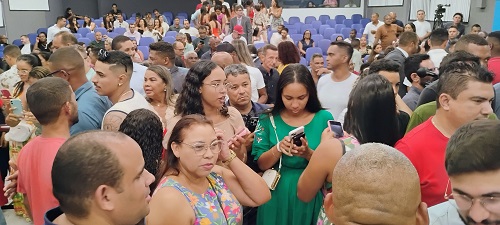  Caetano, ao público: 'Camaçari tem um povo forte e, juntos, vamos transformar nossa terra em um lugar de oportunidades e justiça social' - Foto: Marcelo Franco