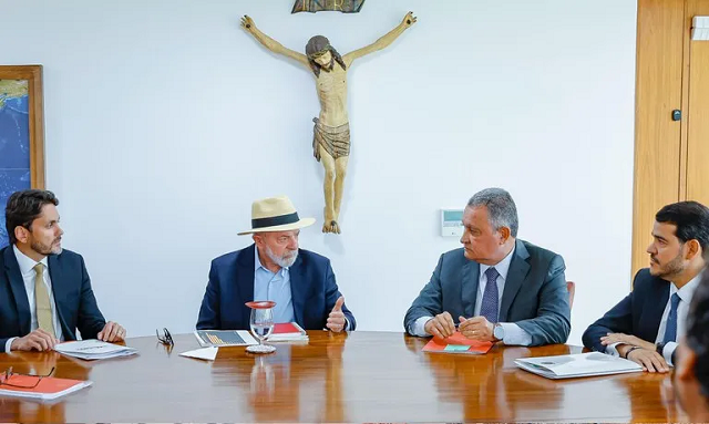 Reunião ocorrida nesta sexta-feira (10) contou com presença de ministros e secretários do governo (Foto: Ricardo Stuckert/PR)