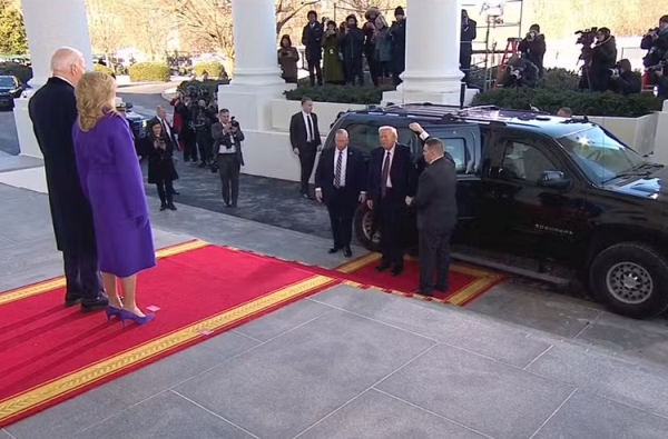 Recepção foi marcada pelo cumprimento simbólico de Biden a Trump (Foto: Reprodução)