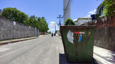 Local onde o container deveria ter sido colocado desde antes, e evitado tanto o transtorno para os moradores da casa quanto desgaste para o governo. Foto: Morador 