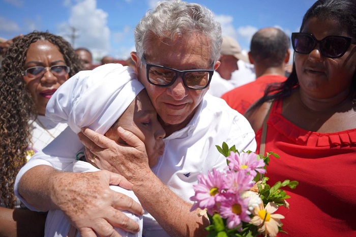 O prefeito de Camaçari, Luiz Carlos Caetano (PT), com uma popular, durante a lavagem de Jauá. Foto: Willian Rocha