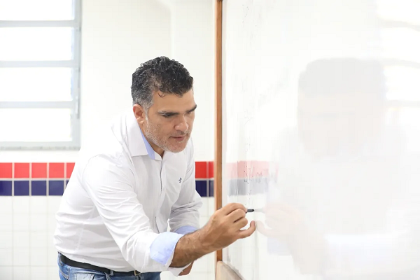 Professores aprovados em processo seletivo devem apresentar documentos para análise (Foto: Reprodução)