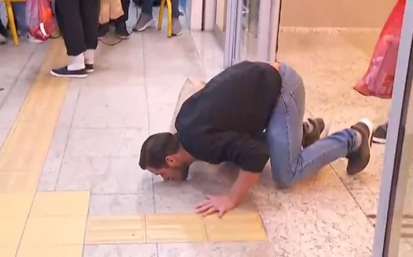 César Diego Justino beijou o chão ao chegar no Brasil (Foto: Reprodução/TV Globo)