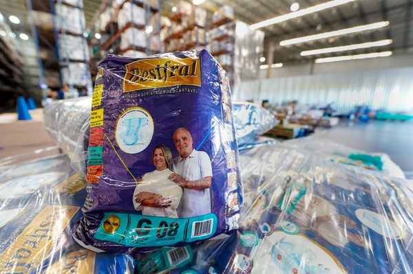 Em Camaçari, idosos e pessoas com necessidades especiais recebem fraldas descartáveis