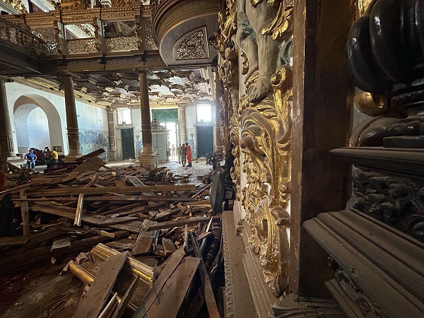 Área central da igreja, vista de uma das laterais, após o desabamento (Foto: Divulgação/Codesal)