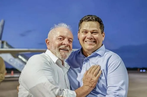 Alcolumbre recebe os parabéns de Lula (Foto: Ricardo Stuckert/PR)