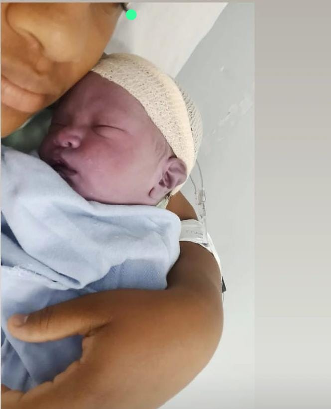 Amanda Conceição com o filho perfeito, nascido com mais de 3kg, porém morto, nos braços, sem querer entregá-lo às técnicas - Foto cedida 