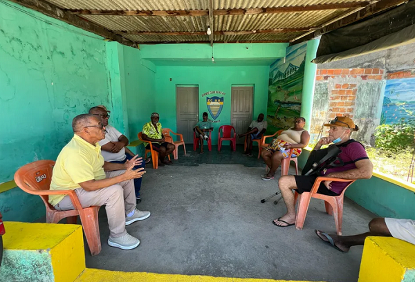 Vereador Manoel Jacaré (PP), de amarelo, conversou com moradores da comunidade de Areias, vizinha à Tronox (Foto: Divulgação)