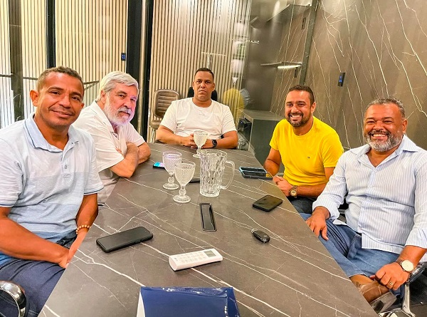 Os vereadores Dudu do Povo, Jackson Josué, Herbinho e Maurício Qualidade, com Heder Almeida - Foto: Divulgação