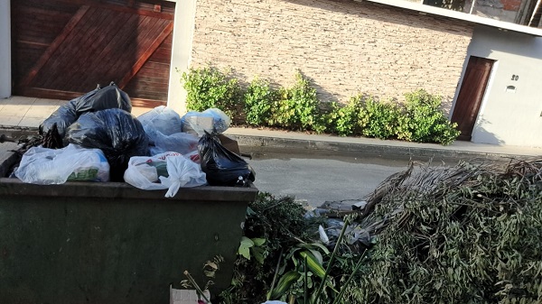 Cena absurda protagonizada pela empresa contratada para, em tese, cuidar da limpeza pública da cidade - Foto: Morador