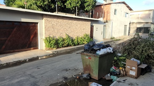 Na imagem, olhando para o chão, se percebe o por que de os rataos estarem 'fazendo a festa' no lugar - Foto: Morador