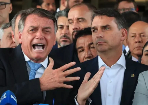 Bolsonaro faz pronunciaento ao lado de apoiadores e do filho, senador Flávio Bolsonaro (PL) após se tornar réu no STF (Foto: Reprodução/Youtube)