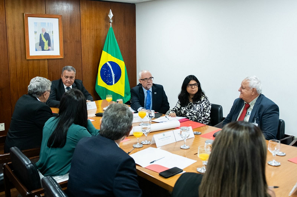 Encontro do gestor municipal, Caetano, e da deputada Ivoneide com o titular da Casa Civil, o ministro Rui Costa (Foto: Divulgação)