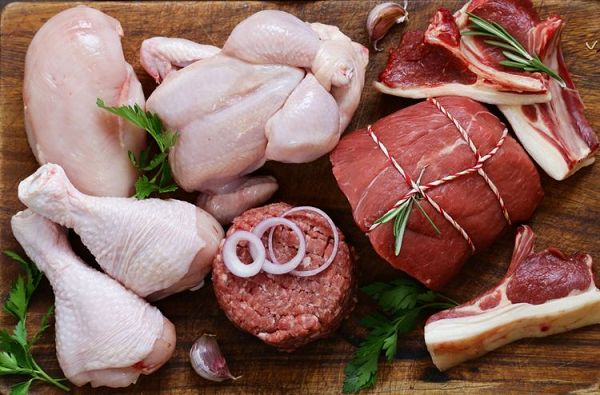 Países como China e Estados Unidos têm importado grandes quantidades de carne bovina, frango e suíno, o que reduz a oferta disponível no mercado interno (Foto: Reprodução)