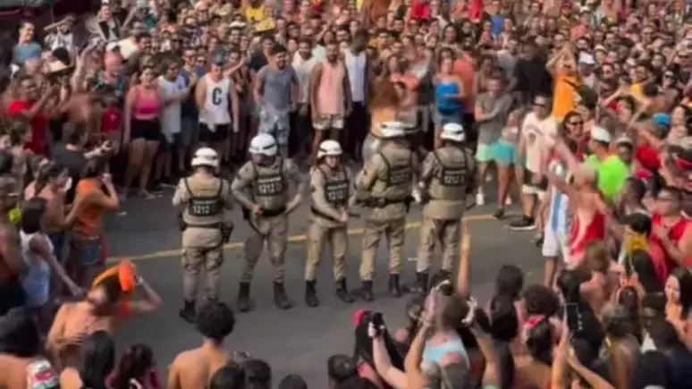 PM viraliza na pipoca de Saulo após não se conter diante de animação de foliões. Foto: Reprodução/Redes sociais
