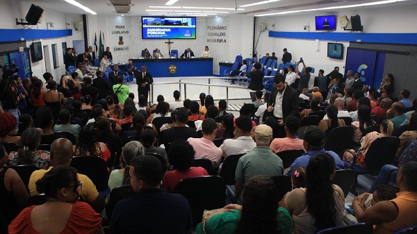 Foi como se o governo não se importasse com a impressão de que, quanto à 'partida de hoje', nunhum problema 'olhar os torcedores' pelas costas'. Foto: Câmara