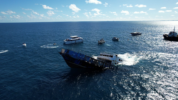 Embarcação, Juracy Magalhães, servirá como habitat para corais e diversas espécies marinhas (Foto: Matheus Landim/GOVBA)