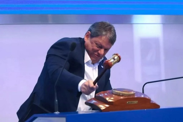 Tarcisio de Freitas e a martelada na B3 (Foto: Reprodução/Uol)