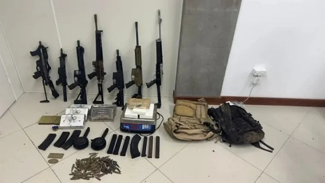Armas e drogas apreendidos na operação da Polícia Civil (Foto: Divulgação/Polícia Civil da Bahia)