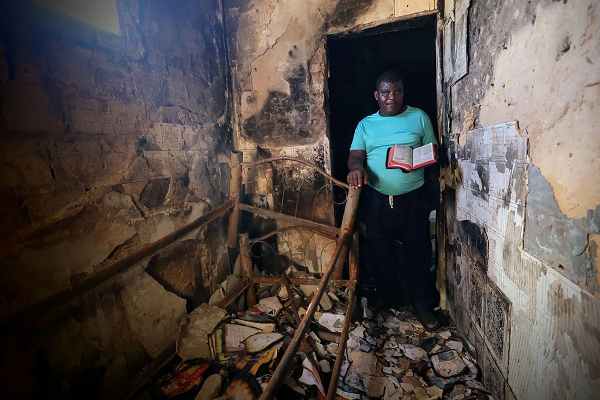 Gilmar Santos mostra a bíblia (Foto: Marina Silva/CORREIO)