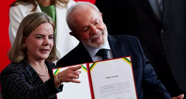Presidente Lula e ministra Gleisi em cerimônia de posse no Palácio do Planalto (Foto: REUTERS/Adriano Machado)