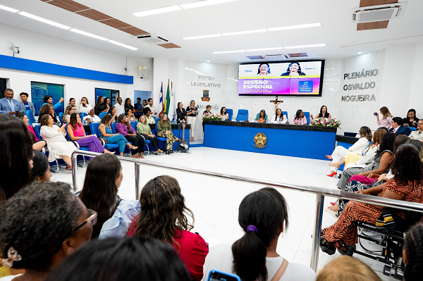 Representantes femininas do executivo de Camaçari participaram da Sessão Especial em homenagem ao Dia Internacional da Mulher, celebrado em 8 de março (Foto: Juliano Sarraf)