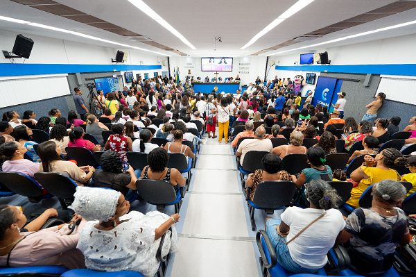Mulheres lotaram o Plenário Osvaldo Nogueira (Foto: Juliano Sarraf)
