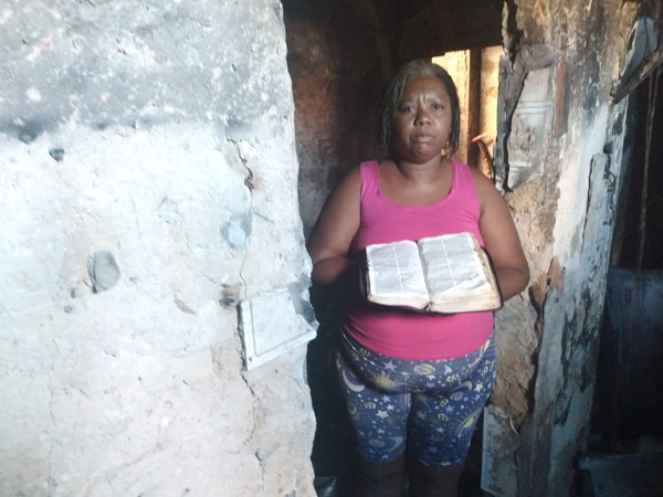 Amanda Santos perdeu tudo em um incêndio, em Salvador, Bíblia ficou intacta (Foto: Cedida)
