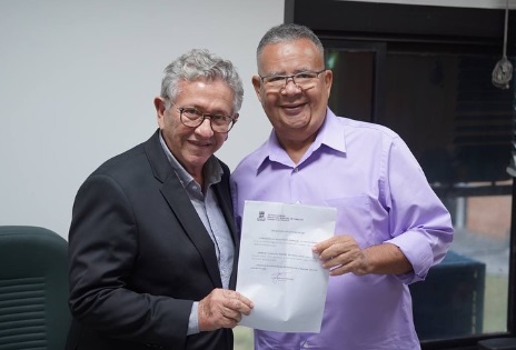 Téo Ribeiro (PT), com o prefeito Luiz Caetano (PT), no ato da posse como secretário da Sejuv, em 14 de janeiro - Foto: Divulgação
