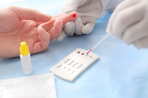 Resultado sai em poucos minutos e, em caso positivo, o tratamento também é oferecido pelo SUS (Foto: Ilustrativa)