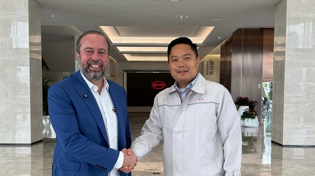 Alexandre Silveira se reuniu com o vice-presidente da BYD na América Latina, Oscar Su (Foto: MME/Divulgação)