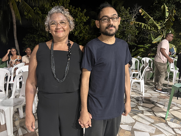 Stella Nogueira ao lado do filho Cleilton Nogueira (Foto: Laís Trindade)