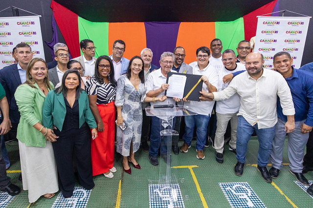 Foi assinada a ordem de serviço para a empresa iniciar a mobilização dos veículos para o começo da operação emergencial do transporte público (Foto: Patrick Abreu)
