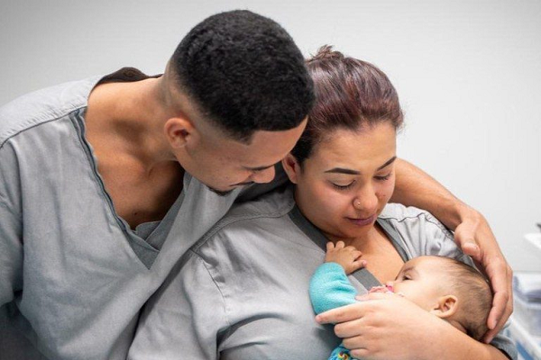 Bebê que recebeu a terapia na quarta-feira, 14 de maio, no Hospital da Criança José Alencar, em Brasília (DF) (Foto: Igor Evangelista/MS)