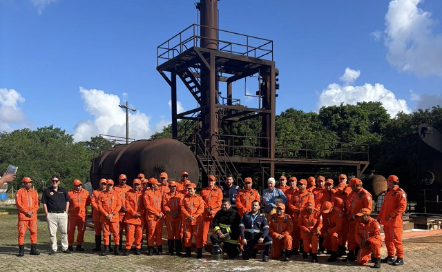 Grupo formado por trinta e três bombeiros militares, entre comandantes, subcomandantes e chefes do Centro de Planejamento Operacional (CPO) de unidades da capital e da Região Metropolitana de Salvador (RMS) (Foto: Divulgação)