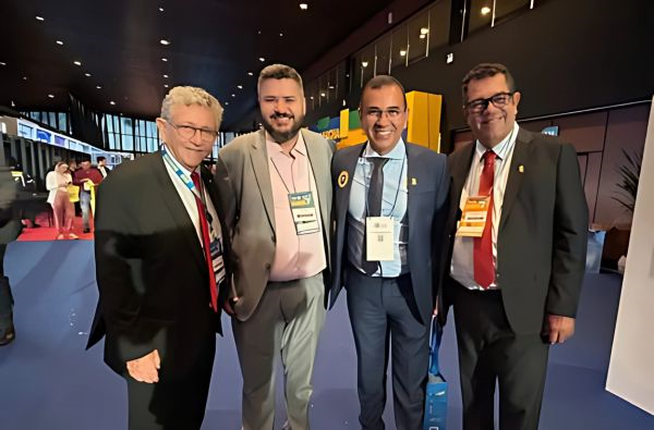 Prefeito Luiz Caetano (PT), o deputado estadual Junior Muniz (PT), o diretor da Limpec, Junior Borges (PSB) e o secretário de Relações Institucionais, Ademar Lopes (PSB) (Foto: Reprodução)