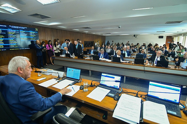 Proposta vai para o Plenário e deve ter prioridade na pauta; novas regras valeriam depois da próxima eleição (Foto: Geraldo Magela/Agência Senado)