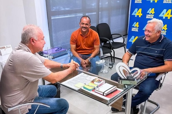 Na imagem, publicada pelo ex-vereador, três dias antes da contratação, Jorge Curvelo, o ex-prefeito Antonio Elinaldo e o deputado Paulo Azi, todos do União Brasil - Divulgação Redes Sociais