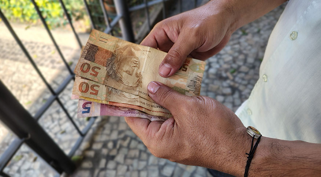 Cerca de 40% da população vive com R$ 601 por mês, valor que não cobre sequer o custo de uma cesta básica em boa parte do país (Foto: Reprodução)