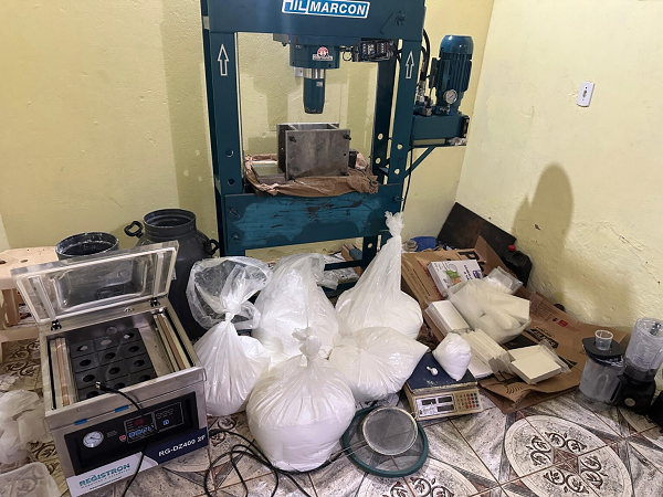 Todo o material apreendido foi encaminhado à 33ª Delegacia Territorial (Monte Gordo) que atende à região, para o registro da ocorrência (Foto: Divulgação)