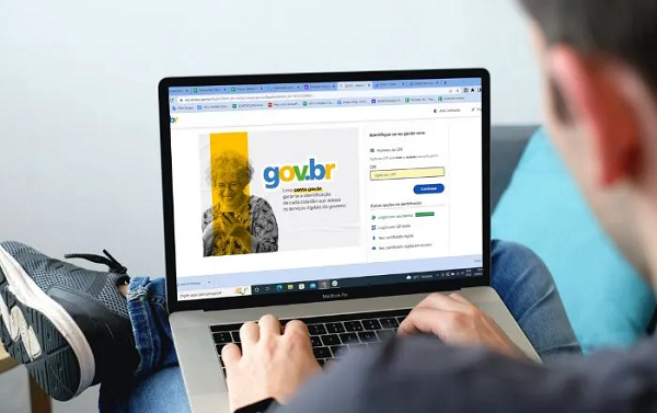 Os criminosos simulavam rostos para obter acesso indevido (Foto: Reprodução)