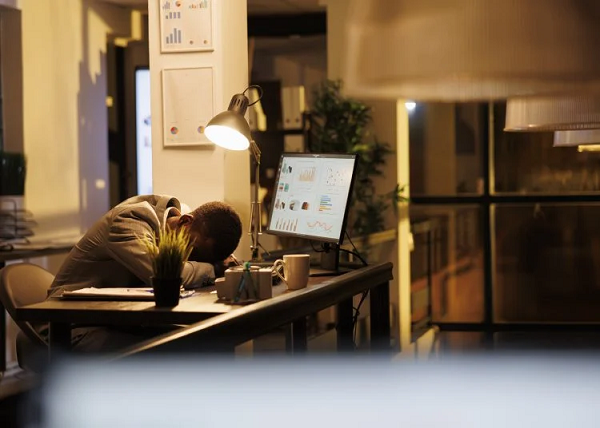 Além dos transtornos mentais, os acidentes de trabalho também se mantêm em patamares alarmantes (Foto: Freepik)