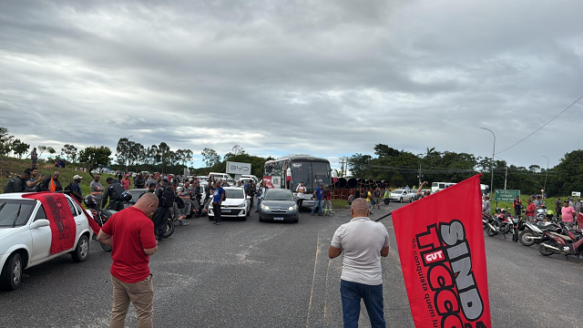 Categoria decidiu paralisar as atividades até que as empresas contratadas da BYD regularizem o pagamento e respeitem a convenção coletiva (Foto: Reprodução)
