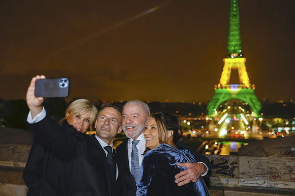 Presidente Emmanuel Macron ao lado da primeira-dama francesa, Brigitte Macron, do Presidente Luiz Inácio Lula da Silva (PT) e da primeira-dama Janja (Fotos: Ricardo Stuckert/PR)