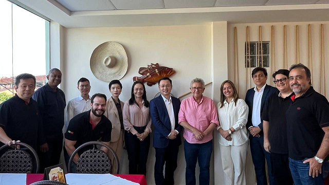 Almoço reunio o prefeito de Camaçari, Luiz Caetano, o CEO da BYD no Brasil, Tyler Li, a deputada federal e primeira dama do município, Ivoneide Caetano e o líder de governo na Câmara, o vereador Tagner Cerqueira, além de executivos da BYD e secretários municipais (Foto: Ascom/PMC)