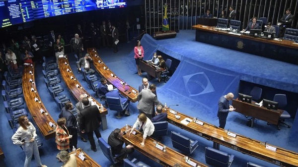 A proposta aumenta o número de parlamentares federais e estaduais, ignora perdas populacionais e mantém brechas para reajustes futuros. Créditos: Jonas Pereira/Agência Senado